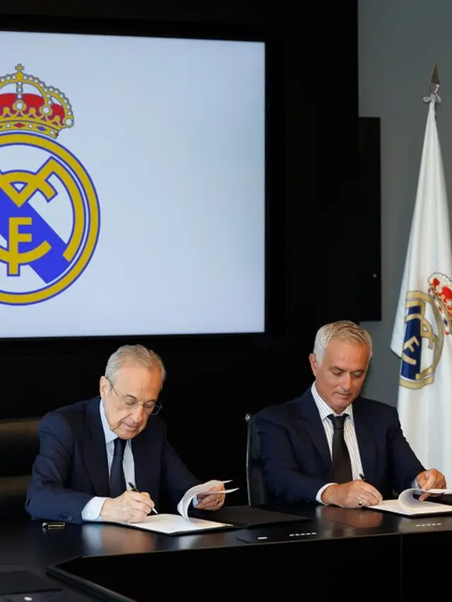 Pelatih anyar Real Madrid, Jose Mourinho (kanan), dan Presiden Real Madrid, Florentino Perez