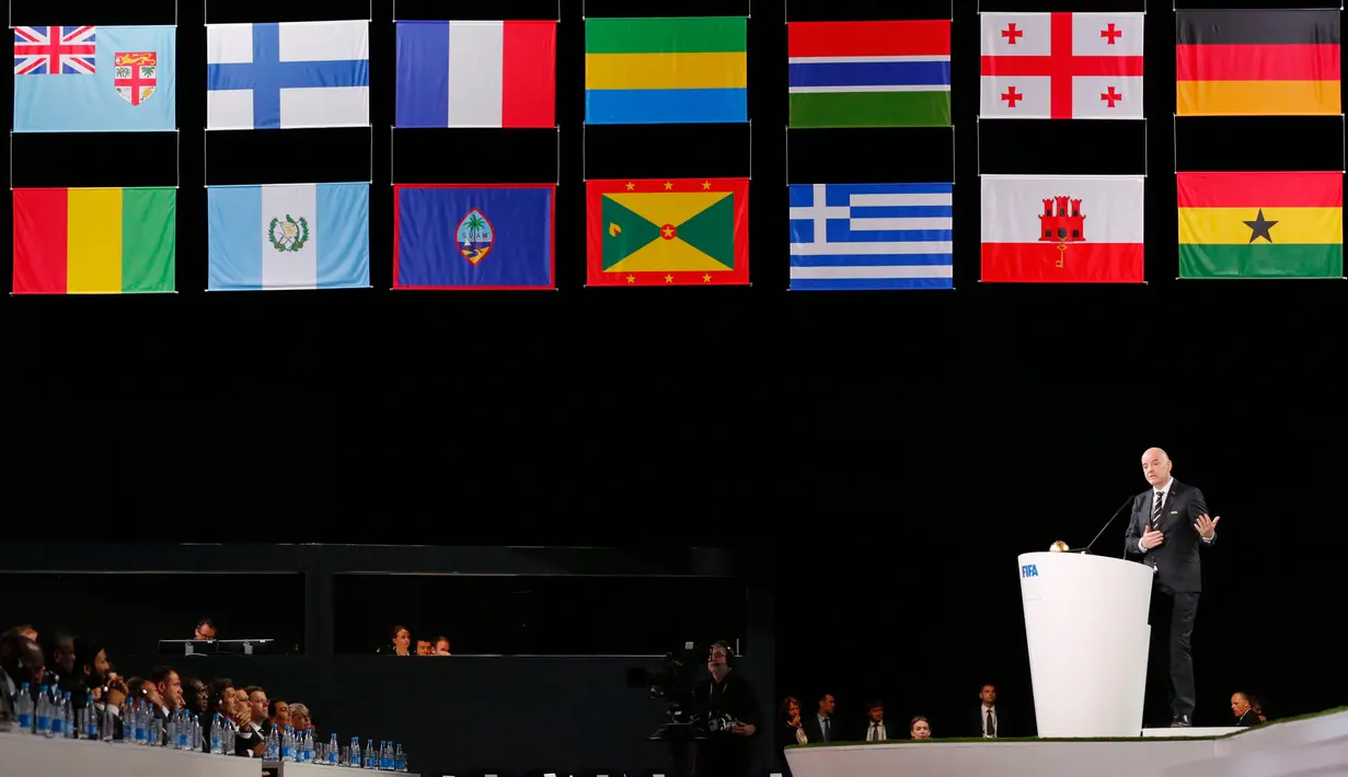 Presiden FIFA Gianni Infantino menyampaikan pidato di kongres FIFA di Moskow, Rusia, Rabu (13/6). Kongres belum memutuskan negara mana yang akan jadi tuan rumah Piala Dunia 2026. (AP Photo/Alexander Zemlianichenko)