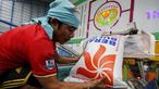 Pekerja menyiapkan paket beras di pabrik provinsi Chainat, Thailand (16/12/2015). Impor beras dari Thailand sebagai ca¬dangan beras untuk kebutuhan di dalam negeri hingga awal tahun depan.(REUTERS / Jorge Silva)