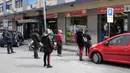 Orang-orang menjaga jarak saat antre memasuki supermarket di Messina, Sisilia pada 10 Maret 2020. Wabah Virus Corona memaksa Italia memberlakukan Lock Down yang mencakup tidak adanya pertemuan di ruang publik, hingga anjuran agar menjaga jarak, bahkan ketika beribadah. (Giovanni ISOLINO/AFP)