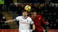 Pemain AC Milan, Alessio Romagnoli dan pemain AS Roma Patrik Schick melompat untuk berebut bola pada laga pekan ke-26 Serie A di Stadion Olimpico, Senin (26/2). AC Milan yang bertindak sebagai tamu menang 2-0 atas AS Roma. (AP/Alessandra Tarantino)