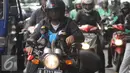 Dua ekor monyet lengkap mengenakan pakaian dan helm diatas motor yang kendarai pemiliknya terlihat di kawasan Senayan, Jakarta, Kamis (1/12). Monyet Ekor Panjang atau Monyet Pantai ini memang sering dijadikan hewan peliharaan. (Liputan6.com/Helmi Affandi)