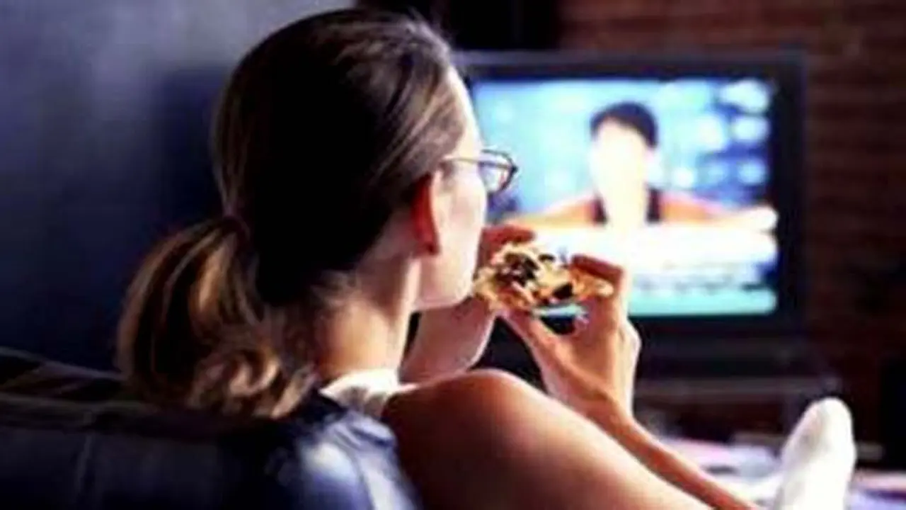 makan-depan-tv-130930b.jpg