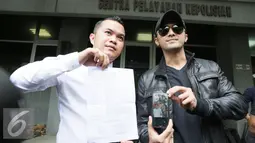 Hengky Kurniawan bersama kuasa hukumnya saat mendatangi Polda Metro Jaya, Jakarta, Senin (8/8). Sebelum menghilang, Hendric meminjam Rp250 juta kepada Hengky. Selain itu, dua unit mobil sejak tahun 2015 belum dikembalikan.  (Liputan6.com/Herman Zakharia)