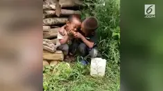 Sang kakak tak segan menyuapi makanan seadanya yang mereka santap berdua.
