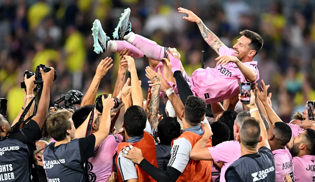 Pemain Inter Miami membuat selebrasi dengan melemparkan rekan mereka yakni, Lionel Messi, ke udara setelah Inter Miami berhasil keluar sebagai juara di final Leagues Cup 2023 yang berlangsung di Geodis Park, Minggu (20/8/2023). (AFP/Chandan Khanna)