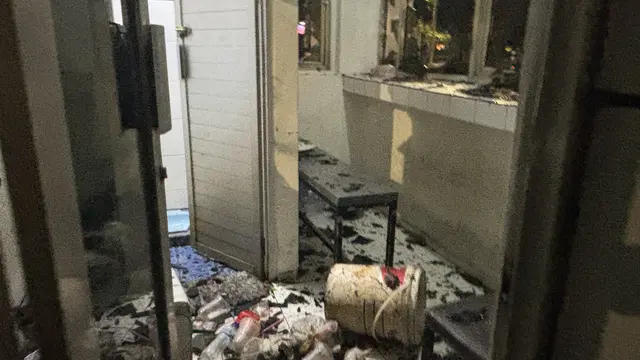 Pos Polisi Porak-poranda usai aksi unjuk rasa di Gedung DPR/MPR Jakarta Pusat, Senin (25/8/2025) (Liputan6.com/Ady Anugrahadi)