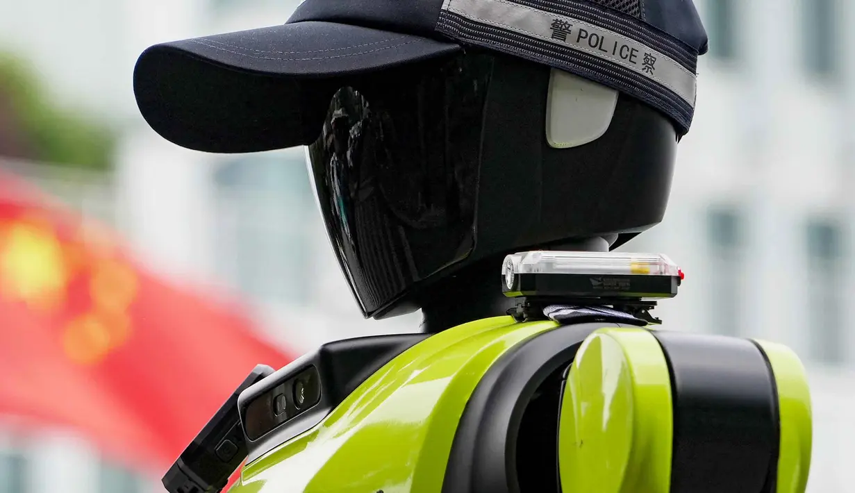 Robot ini dilengkapi dengan kecerdasan buatan (Artificial Intelligence), kamera definisi tinggi, dan LiDAR (Light Detection and Ranging). Tampak dalam foto, sebuah robot polisi humanoid di Hangzhou, provinsi Zhejiang Timur, Tiongkok pada Minggu 3 Mei 2026. (Agatha CANTRILL/AFP)