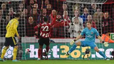 Striker Sheffield United Lys Mousset (tengah) mencetak gol ke gawang Arsenal yang dijaga kiper Jerman Bernd Leno (kanan) pada pertandingan Liga Inggris di Bramall Lane, Sheffield, Inggris, Senin (21/10/2019). Sheffield United menang1-0. (Oli SCARFF/AFP)