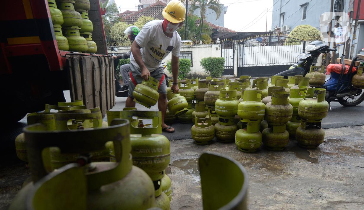 Pekerja menata tabung gas LPG 3 yang kosong sebelum pengisian ulang di agen LPG, Pamulang, Tangerang Selatan, Kamis (5/11/2020). Dalam dua bulan di masa pandemi ini, permintaan LPG subsidi 3 Kg ditingkat pengecer meningkat 5 persen untuk memenuhi kebutuhan masyarakat. (merdeka.com/Dwi Narwoko)