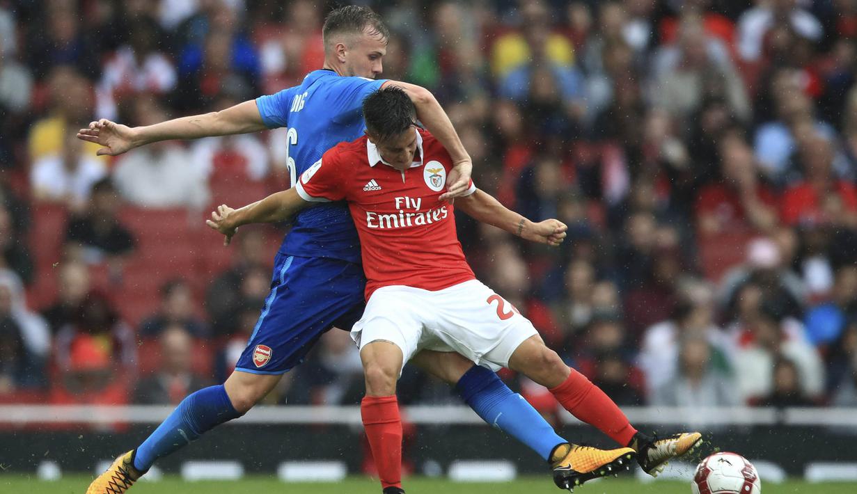 Gelandang Benfica, Franco Cervi, berebut bola dengan bek Arsenal, Rob Holding, pada laga Emirates Cup di Stadion Emirates, London, Sabtu (29/7/2017). Arsenal menang 5-2 atas Benfica). (AP/John Walton) 