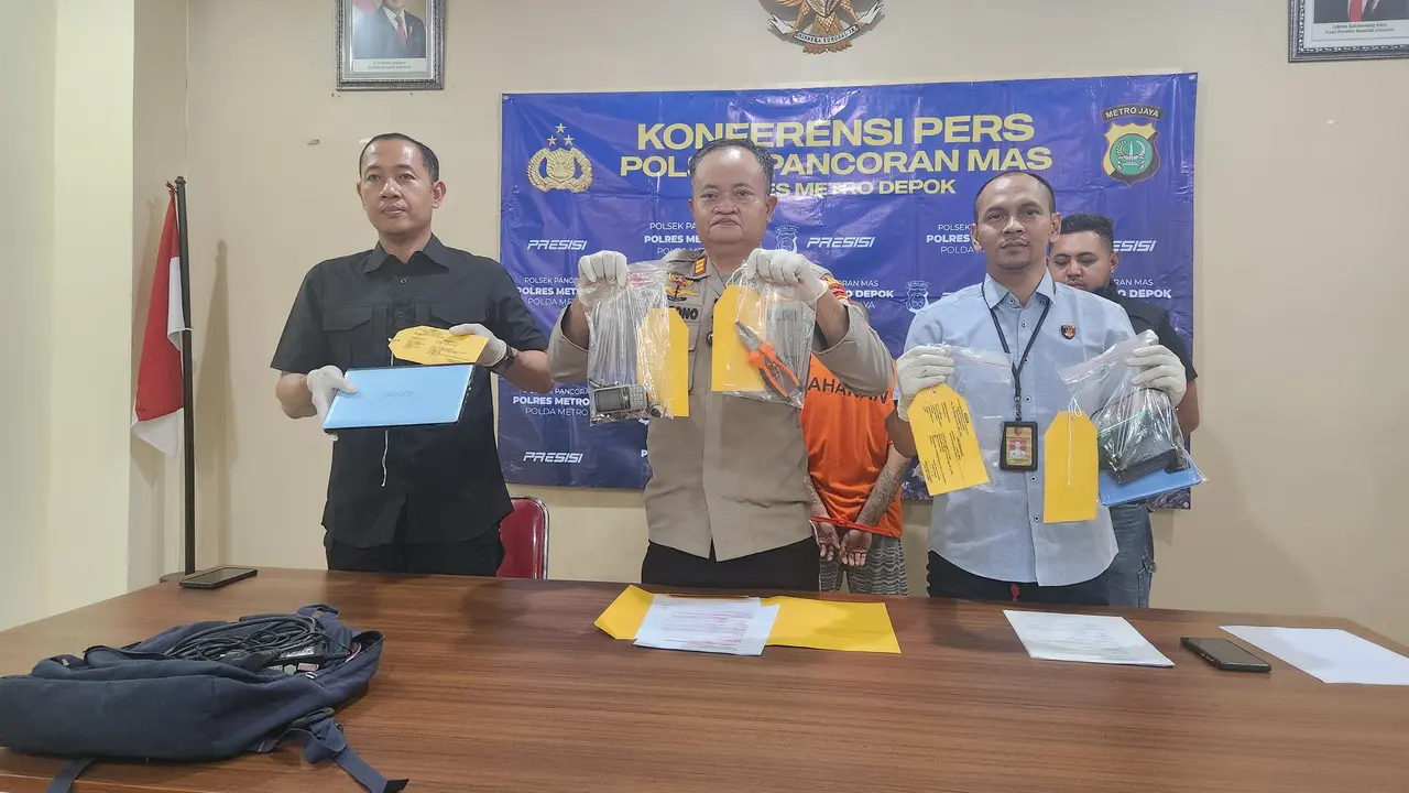 Saat memperlihatkan barang bukti hasil pencurian di Polsek Pancoran Mas, Depok.