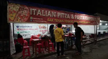 Tunqu Nangkring Pizza, berlokasi di Jalan Mangkubumi, Yogyakarta (kawasan Stasiun Tugu). Tempatnya memang benar-benar berada di emperan dan berbeda dengan tempat menjual pizza pada umumnya. (Brilio/Syamsu Dhuha FR)
