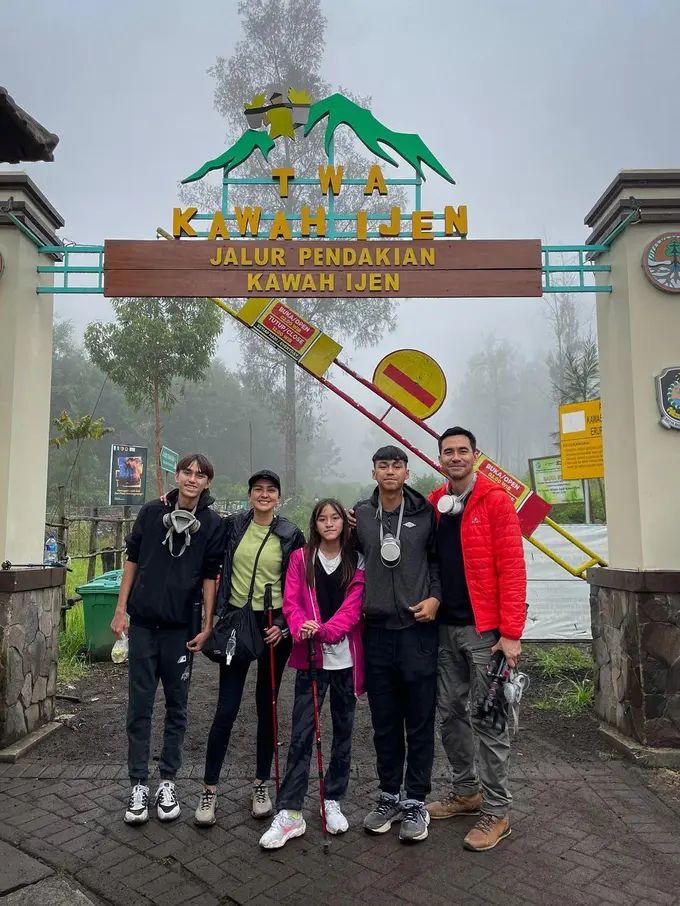 Darius Sinathrya dan keluarga di Kawah Ijen (Instagram/dagnesia)