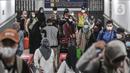 <p>Penumpang kereta api jarak jauh saat tiba di Stasiun Pasar Senen, Jakarta Pusat, Senin (9/5/2022). PT Kereta Api Indonesia (KAI) mengungkapkan gelombang arus balik pemudik pada H+7 Lebaran 2022 terpantau masih tinggi. Tercatat sebanyak 40.800 penumpang tiba pada hari Senin ini dikarenakan penundaan waktu sekolah dan pelaksanaan Work From (WFH). (merdeka.com/Iqbal S Nugroho)</p>