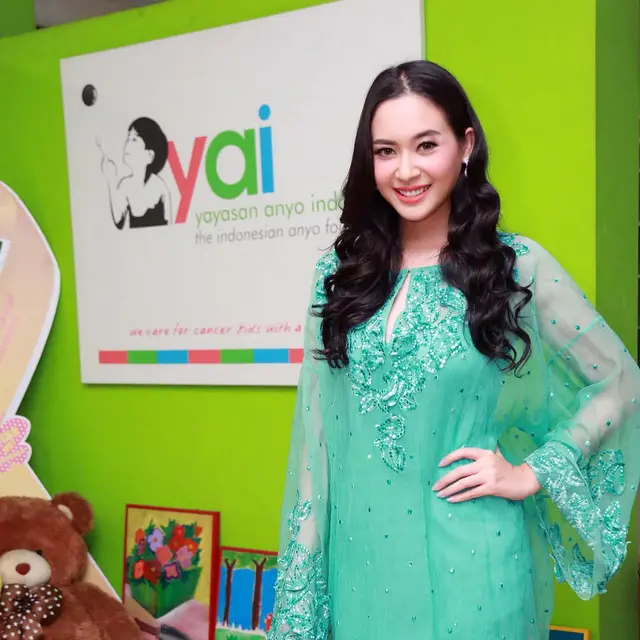 Inspirasi Outfit Warna Hijau Ala Elvira Devinamira/Instagram @elviraelph