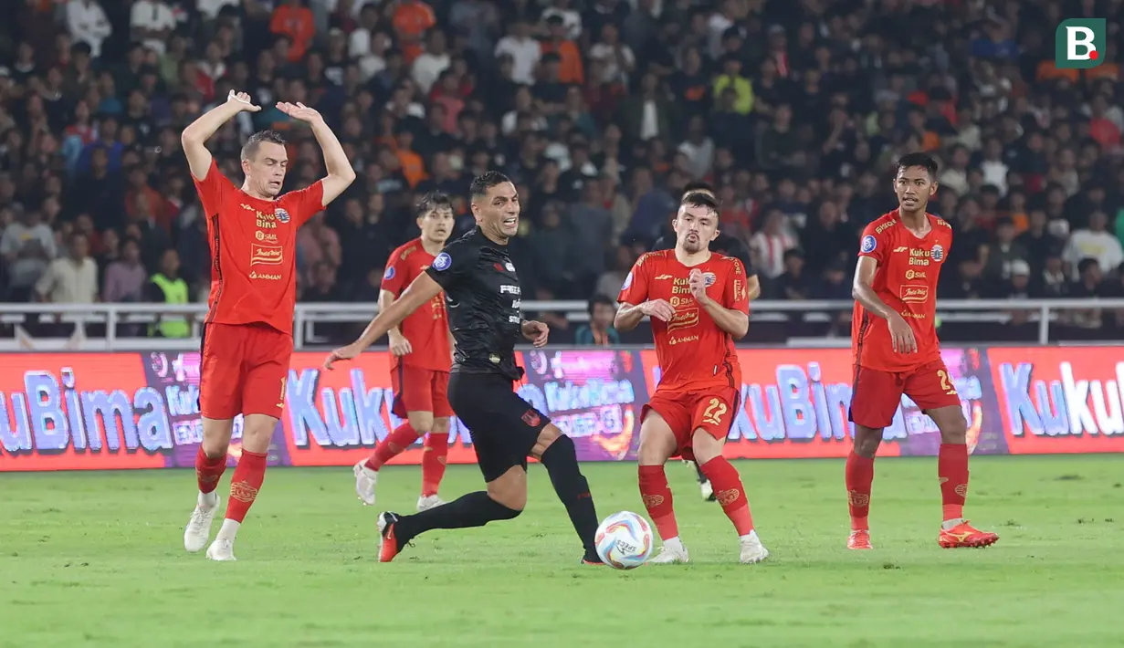 <p>Pemain Persija Jakarta, Oliver Bias (kedua kanan) berebut bola dengan pemain Persis Solo, Jaime Xavier pada laga pekan ke-31 BRI Liga 1 2023/2024 di Stadion Utama Gelora Bung Karno (SUGBK) Senayan, Jakarta, Rabu (17/4/2024) malam WIB. (Bola.com/M Iqbal Ichsan)</p>