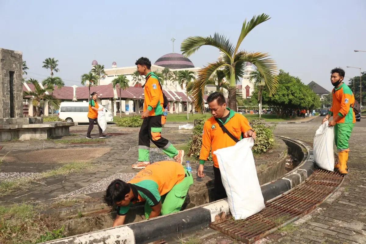 Dinas Lingkungan Hidup (DLH) DKI Jakarta mengerahkan pasukan oranye untuk melakukan giat bersih-bersih Masjid dan Mushola di wilayah tugasnya masing-masing dalam rangka menyambut Ramadhan 2023.