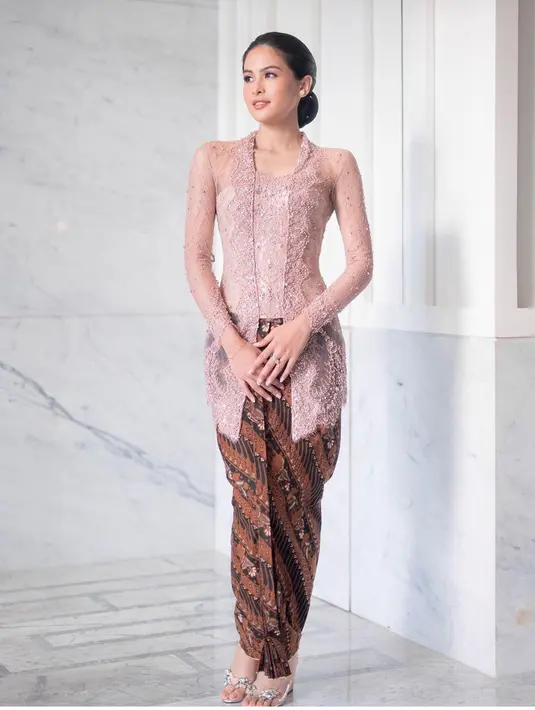 Maudy tampil dengan kebaya pink dengan bordiran yang dihiasi beads, dipadukan kain batik coklat sebagai bawahannya. [@maudyayunda]