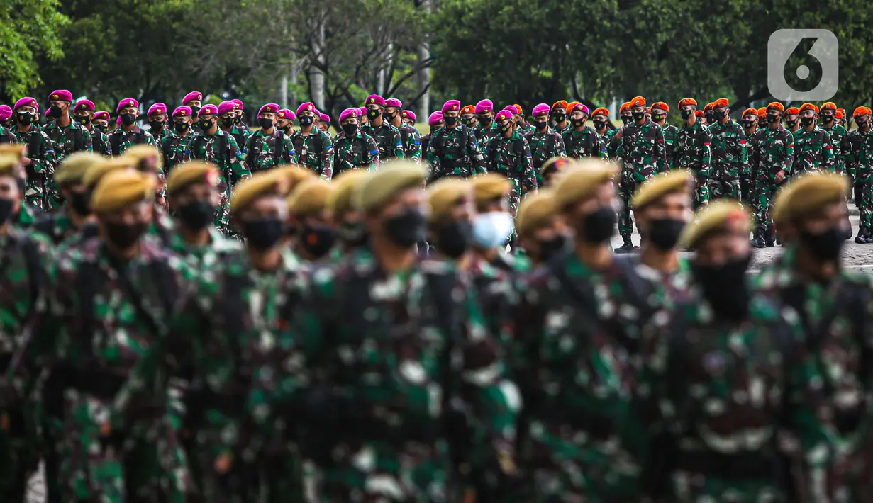 Pasukan gabungan mengikuti gelar pasukan dalam rangka pengetatan PPKM Mikro DKI Jakarta di Lapangan Monas, Jakarta, Jumat (18/6/2021). Gelar pasukan dilakukan sebagai upaya menekan penyebaran COVID-19 di DKI Jakarta yang terus meningkat beberapa hari belakang. (Liputan6.com/Faizal Fanani)