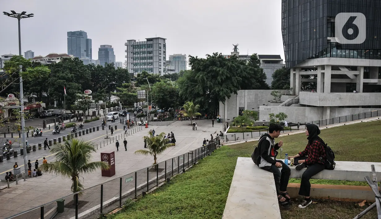 Pengunjung saat menikmati sore hari di Taman Ismail Marzuki (TIM), Jakarta, Senin (26/9/2022). Pasca resmi dibuka untuk publik, Taman Ismail Marzuki menjadi destinasi baru bagi warga Ibu Kota sebagai tempat berinteraksi dari berbagai kalangan guna menikmati ruang terbuka, pertunjukkan seni dan kebudayaan. (merdeka.com/Iqbal S Nugroho)