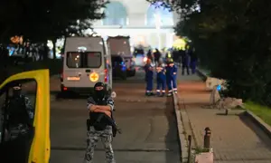 Seorang polisi berjaga di dekat lokasi ledakan alat peledak rakitan di sebuah restoran di pusat kota Moskow pada hari Sabtu, 1 Agustus 2026. (Pavel Bednyakov/AP Photo)