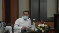 Gubernur Jabar Ridwan Kamil memberikan pemaparan dalam rapat koordinasi Gugus Tugas Percepatan Penanggulangan Covid-19 Jabar bersama rombongan presiden di Makodam III/Siliwangi, Kota Bandung, Selasa (11/8/2020). (Foto: Humas Jabar)