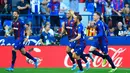 Para pemain Levante merayakan gol yang dicetak Nemanja Radoja ke gawang Barcelona pada laga La Liga Spanyol di Stadion Ciutat de Valencia, Valencia, Sabtu (2/11). Levante menang 3-1 atas Barcelona. (AFP/Jose Jordan)