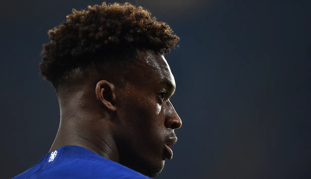 Striker Chelsea, Callum Hudson-Odoi saat bertanding melawan Burnley pada pertandngan Liga Inggris di Stamford Bridge, London pada 22 April 2019. Callum Hudson-Odoi dinyatakan positif terkena virus Corona, ia sempat menunjukkan gejala yang mirip dengan pilek. (AFP/Glyn Kirk)
