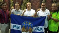Investor baru PSIM Yogyakarta, Bambang Susanto (tengah) bersama jajaran manajemen klub di Wisma PSIM, Yogyakarta. (Bola.com/Vincentius Atmaja)