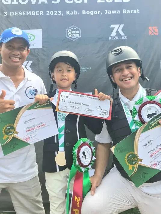 <p>Potret Djalu dan Irfan dengan medali dan sertifikat yang baru saja didapatkan dari kejuaraan yang baru saja diikuti. Bagi Chafidz Djalu Hakim, ini merupakan kejuaraan keduanya yang diikuti. Ini merupakan medali pertama Djalu. [Instagram/irfanhakim75]</p>