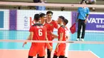Tim bola boli putra Indonesia mengawali langkahnya dengan mulus untuk mempertahankan medali emas SEA Games. Pada laga pembuka Grup A SEA Games 2023 Kamboja, Rivan Nurmulki dkk menang telak 3-0 (25-18, 25-18, 25-23) atas Filipina dalam laga yang digelar di Olympic Complex Indoor Main Hall, Phnom Penh, Kamboja, Rabu (3/5/2023). Dalam laga tersebut pelatih Jeff Jiang Jie menurunkan seluruh 14 pemain dalam skuad tim bola voli putra Indonesia. (Bola.com/Abdul Aziz)