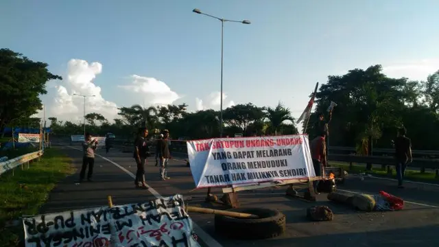 2 Truk Batu Karang Ditumpahkan di Jalan Tol Reformasi, Ada Apa?