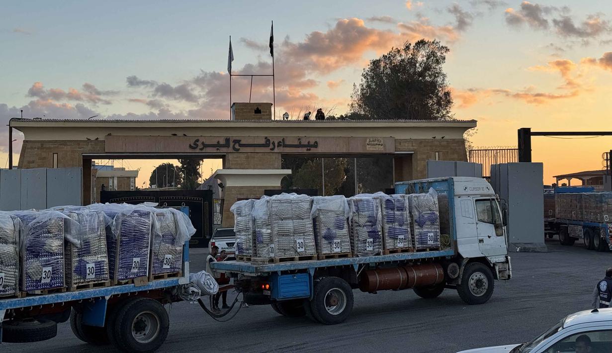 Israel memutuskan membuka perlintasan Rafah dan mengizinkan truk-truk bantuan kemanusiaan masuk ke Gaza. (Foto oleh AFP)