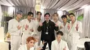 Outfit serba-putih member NCT 127 hadir dalam beragam siluet dari cropped blazer sampai cropped jacket. [IG @jeromepolin]