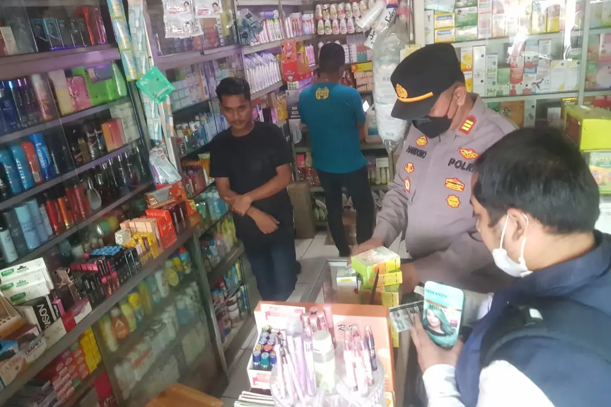Sat Resnarkoba Polres Metro Tangerang Kota, menggandeng BPOM Provinsi Banten, Dinkes dan Satpol PP Kota Tangerang menggelar razia toko penjual obat keras di wilayah Tangerang.