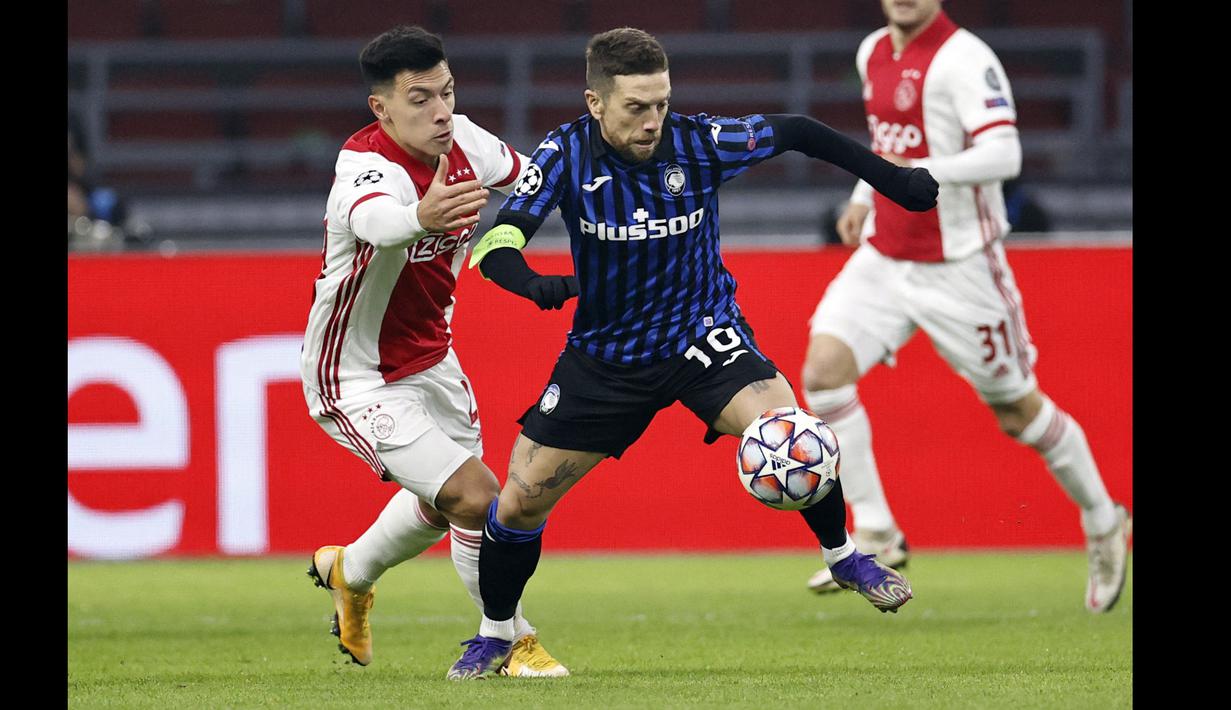 Alejandro Gomez (tengah) adalah bagian bisnis dari Sevilla, karena mereka merekrut pemain berbakat dengan harga yang sangat rendah dari Atalanta. (Foto: AFP/ANP/Maurice Van Steen)