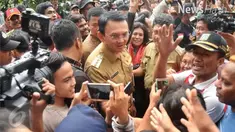 Gubenur DKI Basuki Tjahaja Purnama meninjau lokasi banjir, Ahok mengingatkan warga untuk pembuatan sertifikat kepemilikan tanah