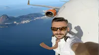 Seorang pilot Brasil, Daniel Centeno menghebohkan dunia maya, Pasalnya ia mengunggah foto saat pesawa berada di ketinggian