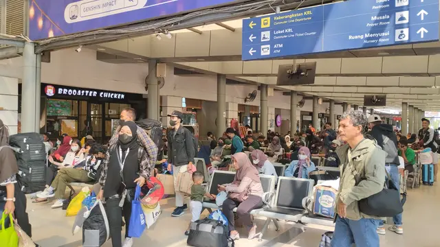 Pemudik mulai memadati Stasiun Pasar Senen, Jakarta Pusat di hari pertama penetapan cuti Hari Raya Idul Fitri 2023 (19/4/2023).