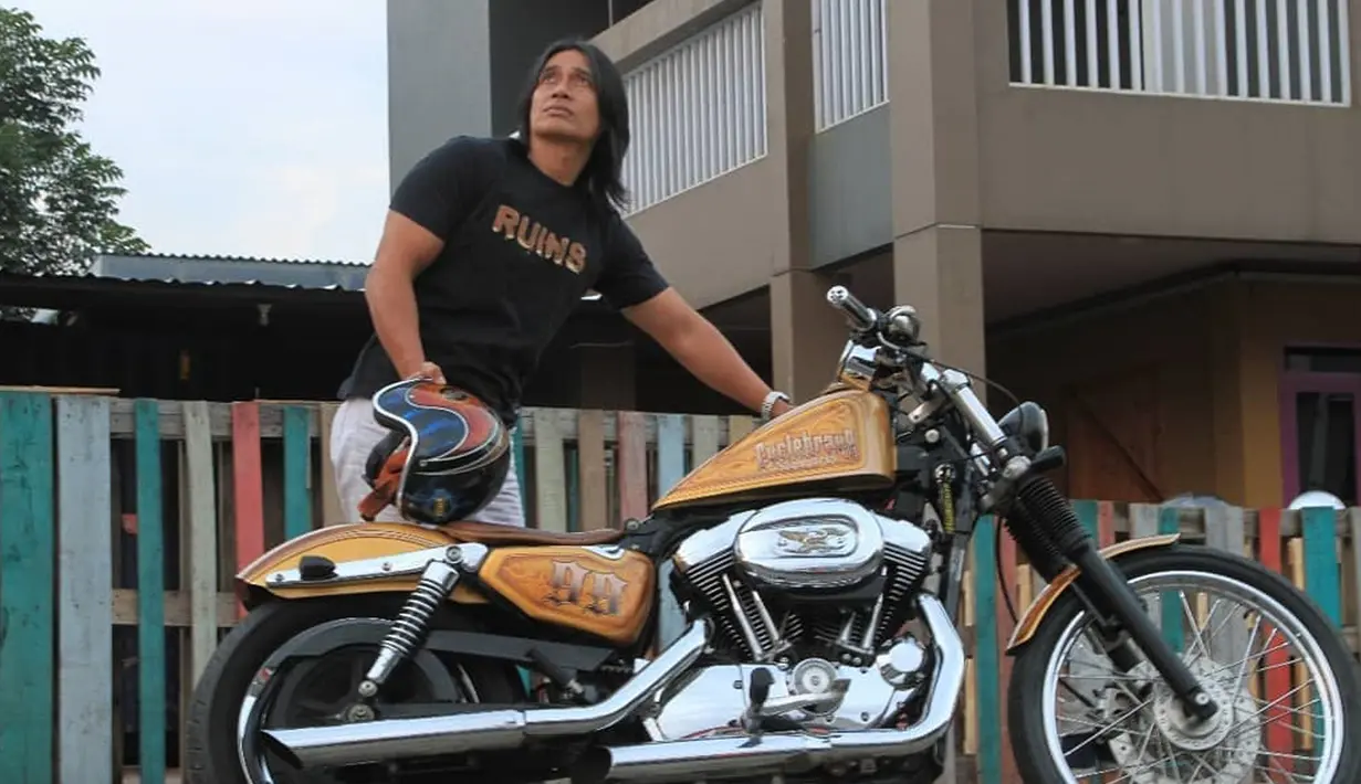 Selama hidupnya pria yang memiliki nama lengkap Agung Santoso ini terlihat sangat menyukai otomotif. (Liputan6.com/IG/agunghercules88)