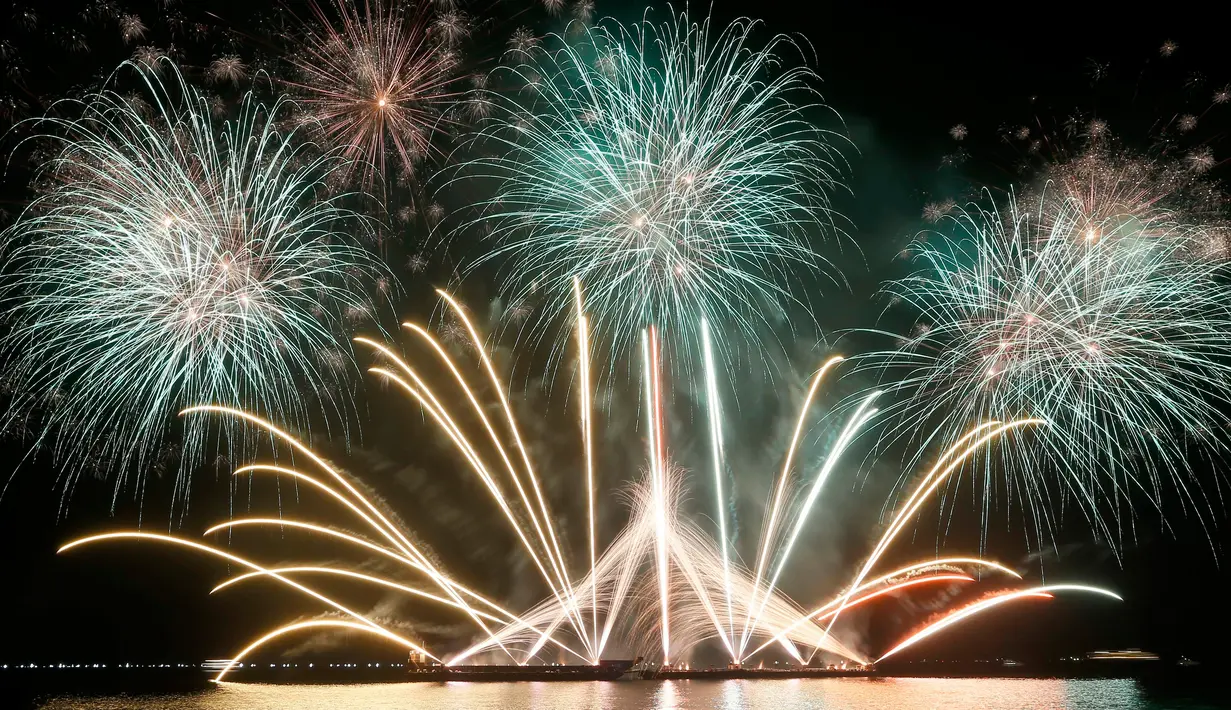 Pertunjukan kembang api dari Alessi Fuochi Artificiali asal Italia pada Kompetisi Pyromusical Internasional di Manila, Filipina, Sabtu (10/3). Sejumlah produsen kembang api dari beberapa negara berpartisipasi di kompetisi tahunan ini. (AP/Bullit Marquez)