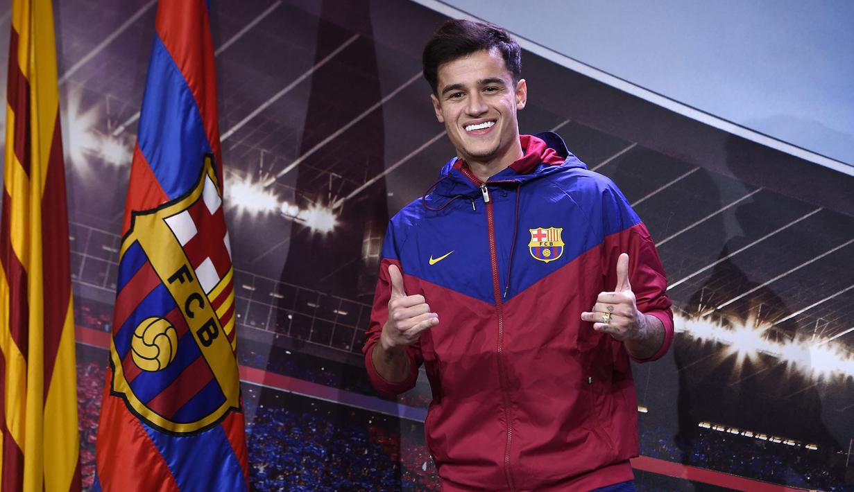 Philippe Coutinho. Sayap kiri asal Brasil berusia 30 tahun ini didatangkan Barcelona dari Liverpool pada pertengahan musim 2017/2018 dengan nilai transfer mencapai 135 juta euro atau setara Rp2,1 triliun. Liverpool sendiri mendatangkan Philippe Coutinho dari Inter Milan pada pertengahan musim 2012/2013 dengan nilai transfer 13 juta euro. Pada musim 2022/2023 Philippe Coutinho resmi menjadi milik Aston Villa dengan nilai transfer 20 juta euro setelah sempat berstatus pinjaman sejak pertengahan musim 2021/2022. (AFP/Josep Lago)