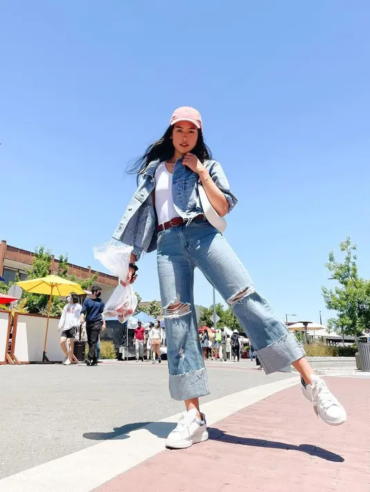 Hobi dengan gaya kasual, Maudy Ayunda memadukan celana kulot jeans putih dan jaket jeans. Dilengkapi dengan sneakers yang membuat tampilan semakin nyaman (instagram/maudyayunda)