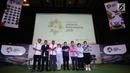 Ketua Umum INASGOC, Erick Thohir (kelima kiri) bersama COO Emtek Group, Sutanto Hartono (ketiga kanan) bergandengan tangan bersama jelang konferensi pers Official Broadcaster Asian Games 2018 di Jakarta, Kamis (8/2). (Liputan6.com/Helmi Fithriansyah)
