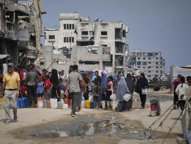 Di tengah panas terik musim panas, warga Palestina mengantre untuk mengambil air dari titik distribusi di Kota Gaza, Selasa 12 Agustus 2025. (AP Photo/Jehad Alshrafi)