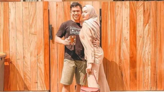 Jarang Terekspos, Ini 6 Momen Kebersamaan Tanboy Kun Bersama Istri