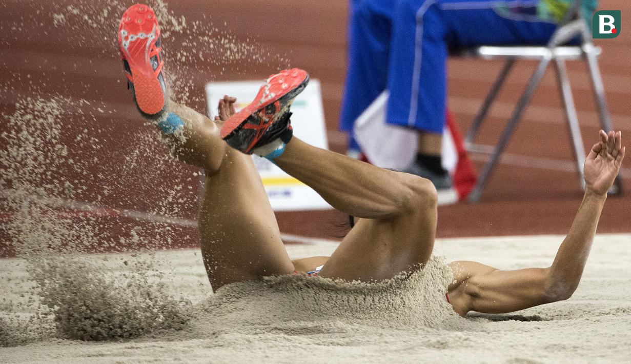 Pelompat jauh putri Indonesia, Maria Londa, saat beraksi pada Asian Games di SUGBK, Jakarta, Senin (27/8/2018). Hanya finis di peringkat kelima, Maria Londa gagal mempersembahkan medali. (Bola.com/Peksi Cahyo)