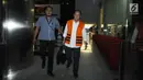 Mantan Kepala BPPN Syafruddin Arsyad Temenggung (kanan) usai menjalani pemeriksaan di Gedung KPK Jakarta, Rabu (27/12/2017). Ia diperiksa terkait dugaan korupsi pemberian SKL pemegang saham pengendali BDNI tahun 2004. (Liputan6.com/Helmi Fithriansyah)