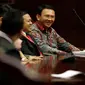 Gubernur DKI Jakarta, Basuki T Purnama berbincang dengan bakal calon kepala daerah Aceh Barat, Fuad Hadi saat sidang lanjutan Uji Materi Pasal 70 ayat 3 UU Pilkada mengenai cuti selama kampanye di MK, Jakarta, Senin (5/9). (Liputan6.com/Johan Tallo)